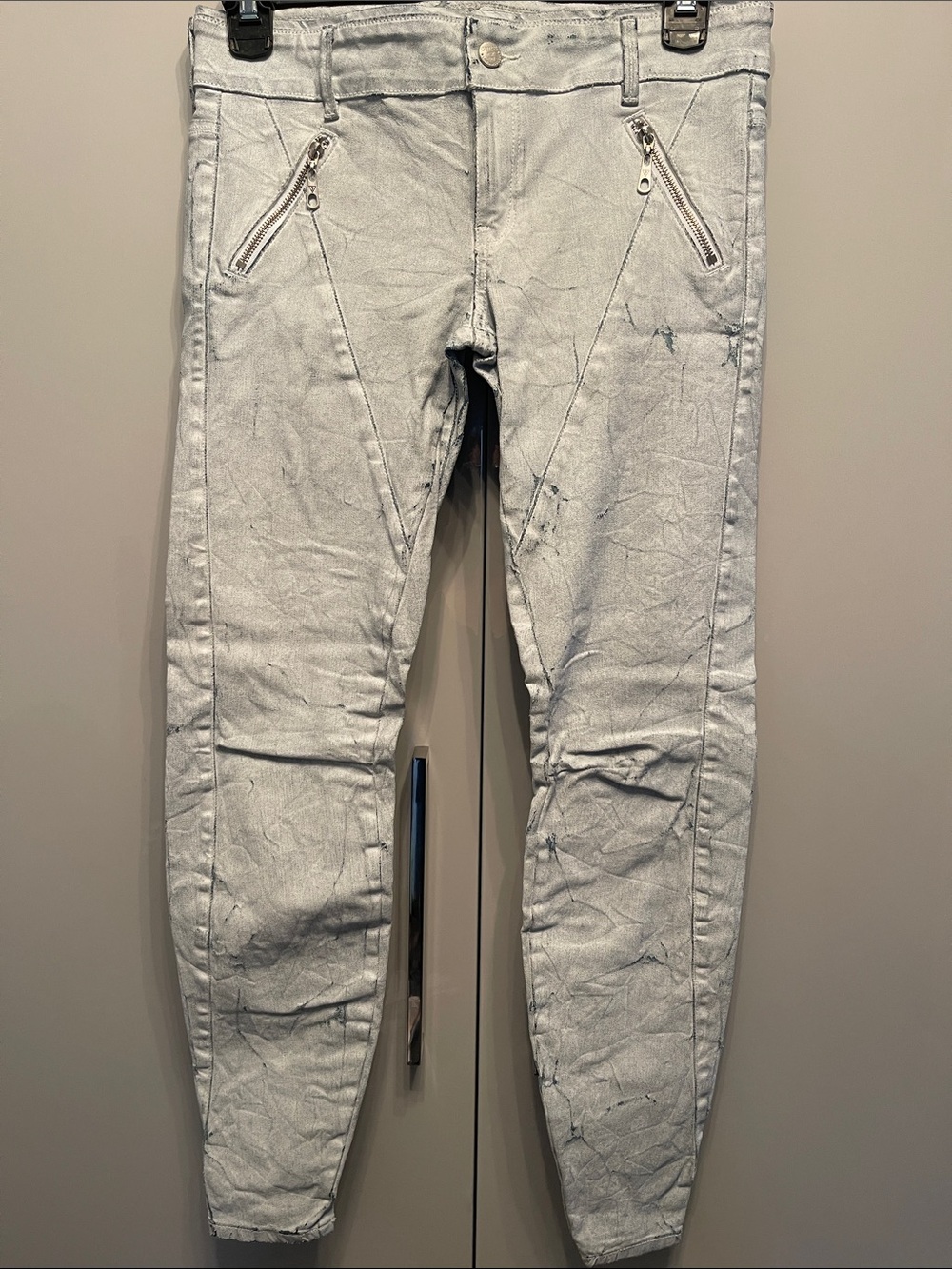 Light Wash Skinny Jeans with Zipper Pockets